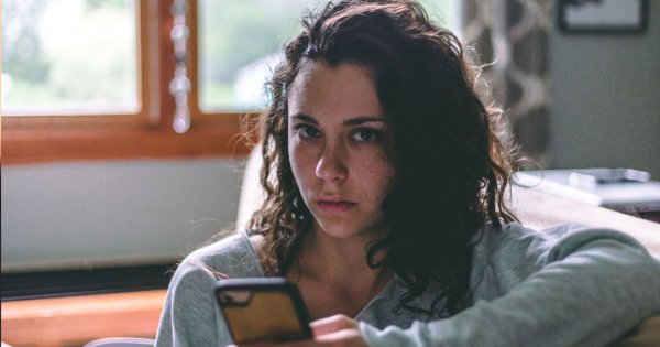 "Przeglądam wiadomości syna dla jego dobra. Inne matki mówią, że to przesada"