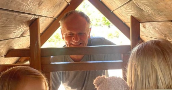 Opiekuńczy Donek na placu zabaw z wnuczkami. "Najwyższy stopień dziadkowej koncentracji"