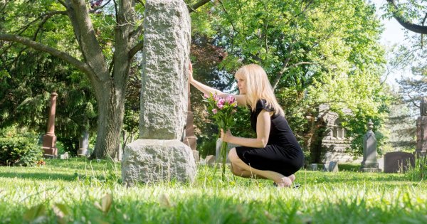 "Ktoś zostawił to zdjęcie na grobie męża. Teraz prawda wyszła na jaw, a ja już więcej tam nie pójdę"