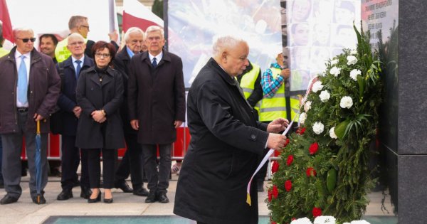 Jarek chciał oddać hołd bratu i bratowej. Takiej reakcji ludzi się nie spodziewał [wideo]