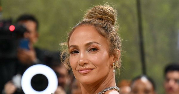 Met Gala 2024: Jennifer Lopez zakrzywiła czasoprzestrzeń! W perłowej sukience odmłodniała o 30 lat