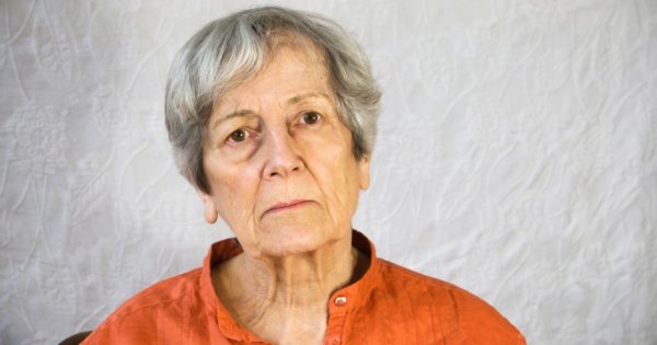 "Oddałam oszczędności życia mojemu synowi, by nabył mieszkanie. Dziś zostałam uboga i samotna"