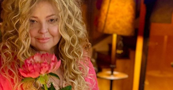 Rozczochrana Magda Gessler pije kawusię. Tak wygląda po przebudzeniu