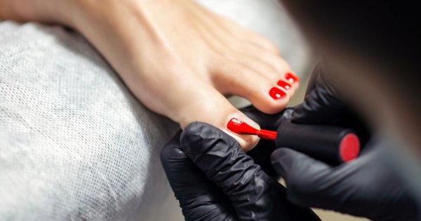 Jak przygotować się do pedicure w salonie kosmetycznym? Jakie są zalecenia po zabiegu? Podpowiedzi ekspertki