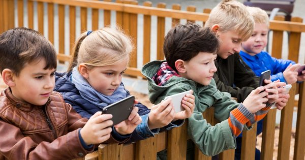 "Córka ma 9 lat i chce najnowszego smartfona. Ponoć dzieci w szkole się z niej śmieją"