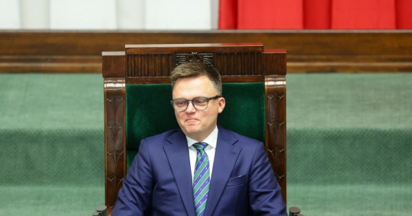 Szymek bierze się za nieobecnych kolegów na Wiejskiej. Zabiera wagarowiczom sporą mamonę