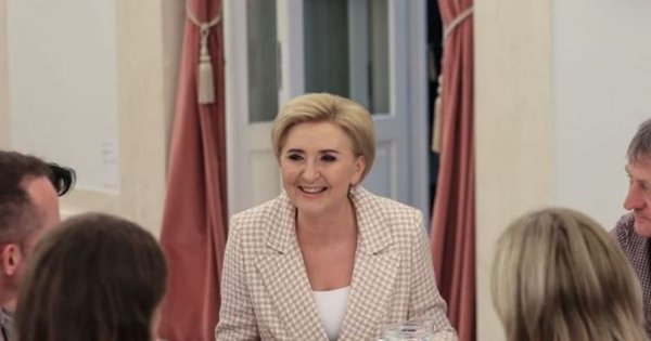 Kraciasta Agata Duda śmieje się do rozpuku. Ta marynarka dodała jej lat