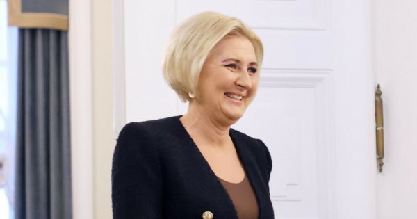 Agata Duda zadała szyku w komplecie w kolorze baby blue. Odwiedziła szkołę w Pekinie