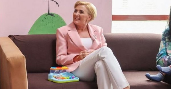 Agata Duda znów spotkała się z uczniami i zakonnicami. Granatowy komplet podkreśla opaleniznę