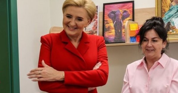 Agata Duda spotkała się z Omenaą Mensah i Ukrainkami. Prezenterka przyćmiła ją stylizacją