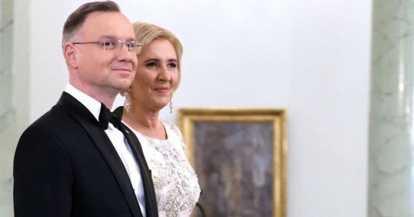 Swojska Agata Duda wskoczyła w jeansy i trampeczki, a później spotkała się z dziećmi