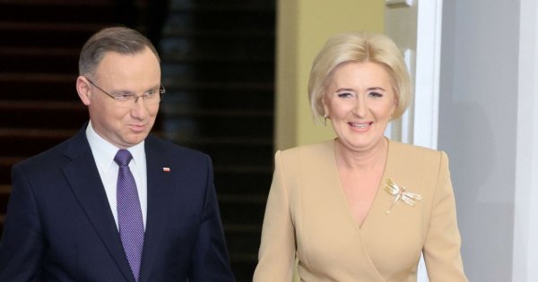 Agata Duda wskoczyła w sukienkę w stylu retro. Cała w grochy i z odcięciem w talii