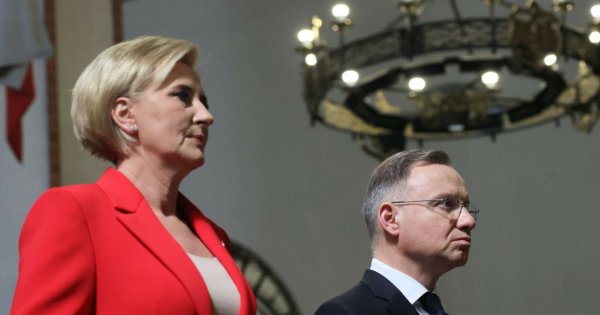 Agata Duda przywołuje słońce w zwiewnej sukience. A na twarzy jakaś zmęczona