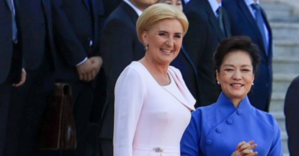 Agata Duda bryluje w bladoróżowej sukience. Perfekcyjną stylizację, przyćmiła mimiką