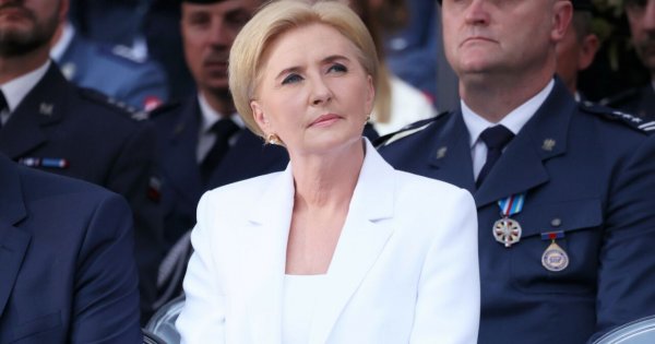 Agata Duda królową recyklingu. Znów błyszczy w białym garniturze