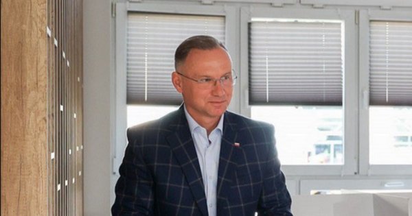 Andrzejek zaliczył wpadkę. Wszyscy patrzą na jego krocze