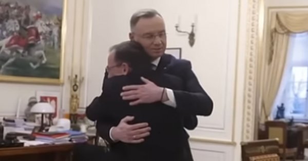 W Dniu Przytulania wspominamy, jak Andrzej Duda wziął Niejadków w objęcia [memy]