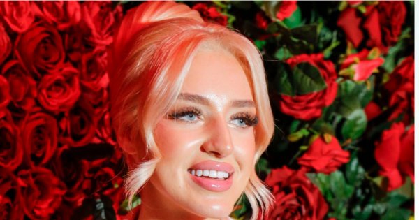 Caroline Derpieński przyodziana w rozgwiazdy, które prawie nic nie skryły, puszy się na plaży