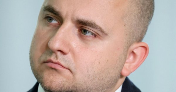 Dariusz wszedł na dach budynku na Wiejskiej. "Zrobić sobie zdjęcie" [memy]