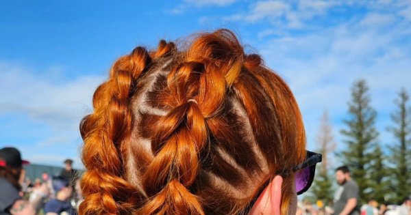 Modne fryzury na festiwal. 15 pięknych propozycji w trendach na lato 2024
