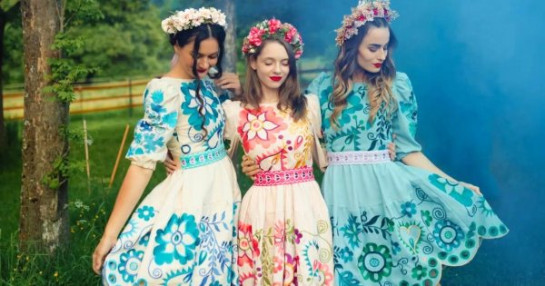 Haftowane sukienki to hit na lato 2024. 15 przepięknych propozycji