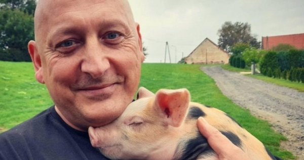 Jacek Wójcik w roli kobiety: blond peruka i różowa stylizacja ze szpilkami