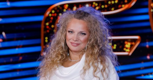 Joanna Liszowska wskoczyła w błyszczącą miniówkę i zaprezentowała zgrabne nogi