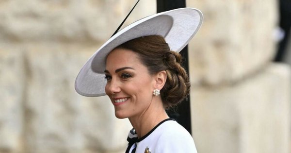 Księżna Kate pojawiła się na urodzinach króla. Włożyła białą sukienkę z dużą kokardą