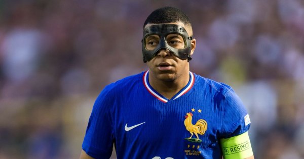 Mecz Polska-Francja: Kylian Mbappe chronił "jappę" maską. Są memy