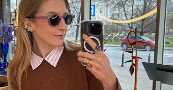 Lara Gessler pozuje bez ubrań, zasłaniając się jedynie torebką. "Ale się pięknie pani w tym odnajduje"