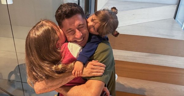 Klara i Laura Lewandowskie wyszły na murawę przed meczem ojca. Cudowny widok