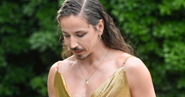 Michał Szpak odsłonił tors w cekinowej bluzeczce. Zaprezentował się w butach na obcasie