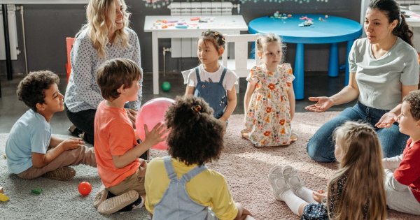 Przedszkola otwarte do nocy, a żłobki w soboty! Nowy system opieki wywołał potężną dyskusję