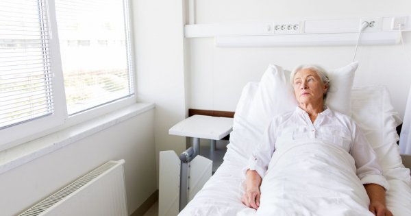 "Mąż chce, żebym oddała mamę do domu opieki. Nie chce, żeby z nami mieszkała"