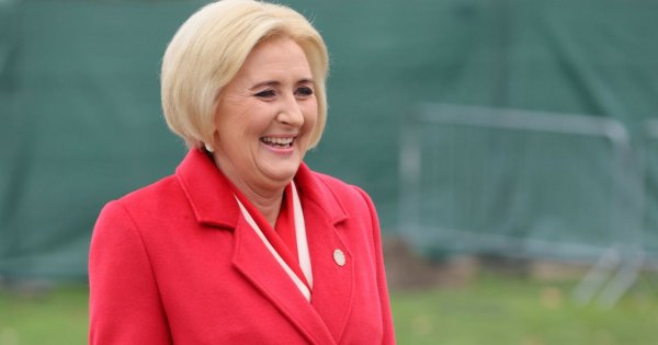 Agata Duda w białej kiecce. Kreacja wygląda jak suknia ślubna