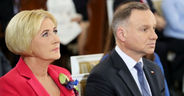 Agata Duda w sukience przypominającej zachmurzone niebo. Pomogła seniorce o lasce