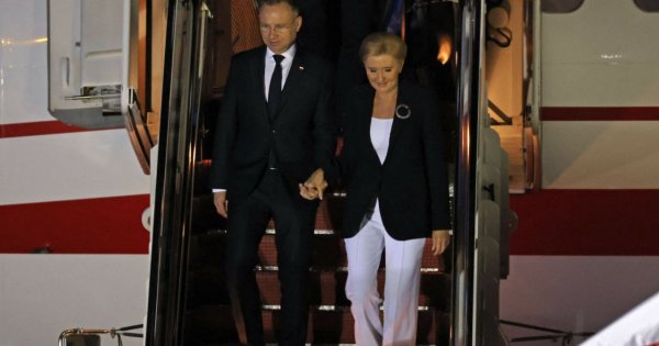 Agata Duda na szczycie NATO. Zaprezentowała się w kreacji z wielką kokardą przy twarzy