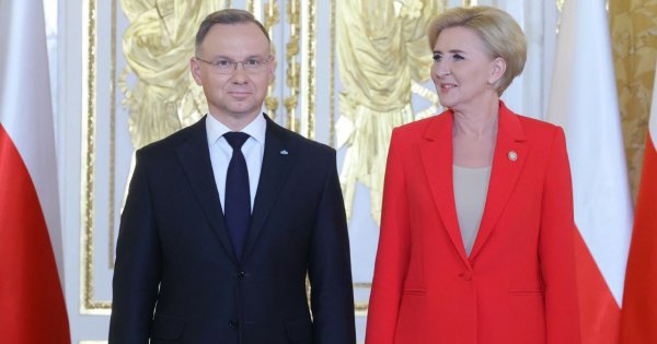 Agata Duda w karmelu i brudnym różu. Porównujemy dwie waszyngtońskie stylizacje