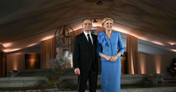 Agata Duda śmieje się do rozpuku przy stole w Waszyngtonie. W tej kiecce nie zrobiła furory