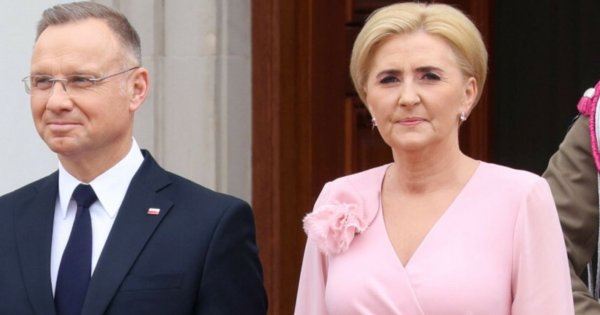 Agata Duda w pudrowym różu. "Zgubiła się" w tym kolorze i znów wygląda nijako