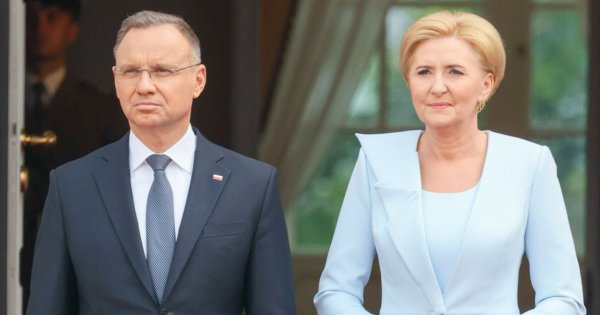 Agata Duda cała na czarno u Joe Bidena. Tak źle dawno nie było, nawet czerwony kwiat jej nie pomógł