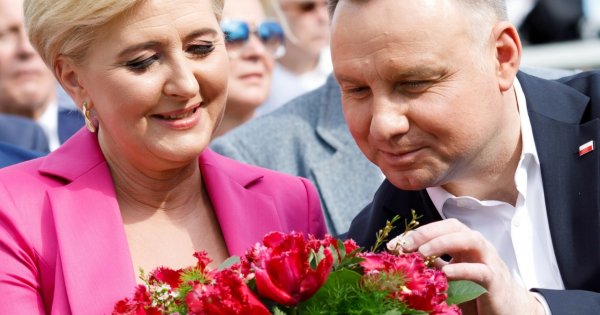 Agata Duda jak piwonia w eleganckim garniaku. Cukierkowo od stóp do głów