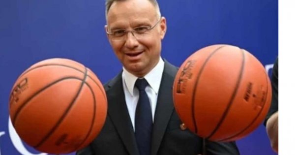 Dowcipniś Andrzej zakręcił dwiema piłeczkami na swoich długopisach. Wszystko się nagrało, są i memy