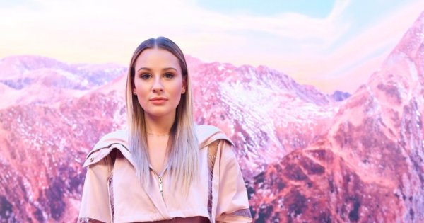 Andziaks ma tyle mamony, a do kina założyła piżamę. To stylizacja na premierę filmu