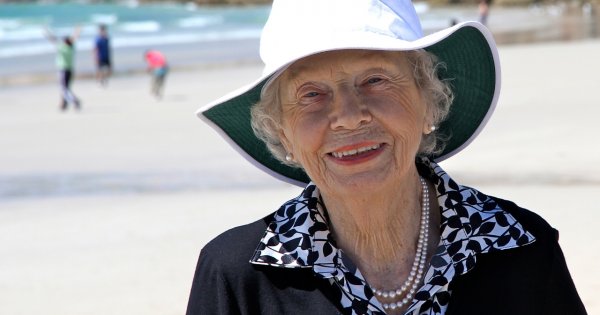 "Choć mam ponad 70 lat, nie wstydzę się nosić stroju kąpielowego. Nie będę smażyć się w długich spodniach, bo tak wypada"