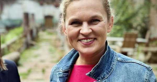 Barbara Nowacka odsłoniła nogi w beżowej kiecce. To idealna sukienka na lato