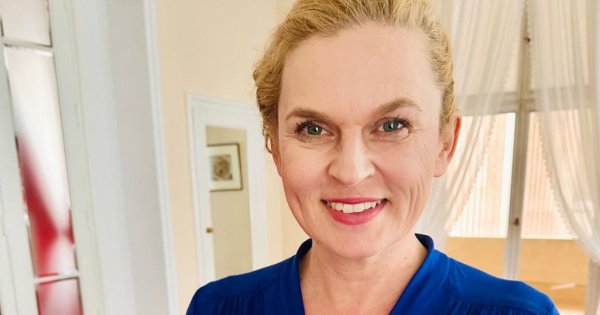Barbara Nowacka wskoczyła w długą, koszulową sukienkę. Na luzie, ale z klasą. Szacun