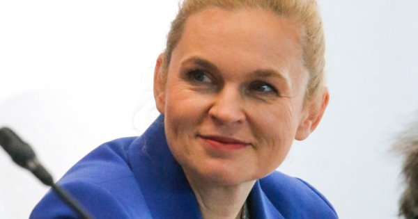 Barbara Nowacka na Open'er Festivalu w czarnym kombinezonie i jeansowej katanie. Stylowo