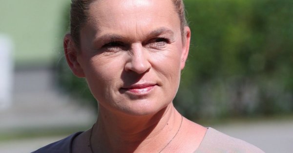 Barbara Nowacka w brzoskwiniowym komplecie i adidasach. 49-latka stawia na wygodę