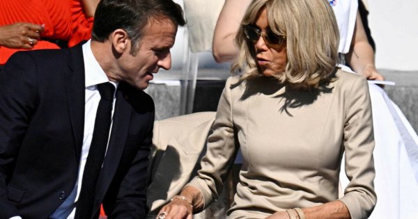 Kryzys u Emmanuela i Brigitte. Spoliczkowała go w samolocie, a później nie podała mu ręki. Wszystko się nagrało [wideo]